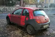 Dieser Ford Ka hat auch schon schönere Tage erlebt. Foto: in 12.2020.