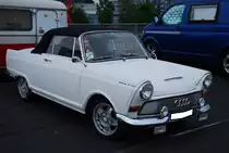 DKW F12 Roadster. Der Roadster wurde im September 1963 vorgestellt. Von Januar bis Dezember 1964 wurden 2794 Einheiten bei den Karosseriewerken Baur/Stuttgart produziert. Der Dreizylinderreihenzweitaktmotor leistet 45 PS aus einem Hubraum von 889 cm³ und ist schon mit einer Frischölautomatik ausgerüstet. Historic Trophy am Nürburgring im Juni 2016.
