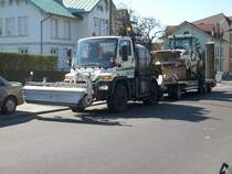 Schwerlasttransport fr diesen Mercedes-LKW am 24.April 2009 in Bergen/Rgen.