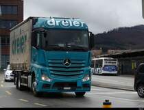 Mercedes mit Kastenaufbau unterwegs in Olten am 30.12.2021