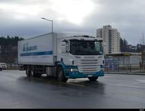 Scania mit Kastenaufbau unterwegs in Emmenbrücke am 30.12.2021