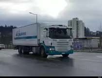Scania mit Kastenaufbau unterwegs in Emmenbrücke am 30.12.2021