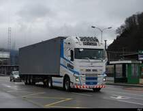 Volvo Sattelschlepper unterwegs in Olten am 30.12.2021