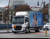 Volvo mit Pritschenaufbau unterwegs in Olten am 30.12.2021