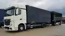 =MB Actros-Hängerzug steht im August 2021 in Fulda