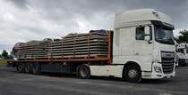 =DAF XF-Sattelzug, beladen mit Betonfertigteilen, steht im August 2021 in Fulda