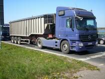 Mercedes-LKW Kipper am 24.April 2009 an einer Kreuzung bei Bergen/Rgen.