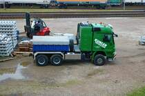 Spedition Kübler Mercedes Benz Actros V8 Schwerlastzugmaschine am 10.01.22 in Frankfurt am Main Hafenbahn Bahnhof Ost von einer Brücke aus fotografiert