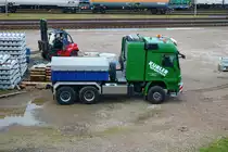 Spedition Kübler Mercedes Benz Actros V8 Schwerlastzugmaschine am 10.01.22 in Frankfurt am Main Hafenbahn Bahnhof Ost von einer Brücke aus fotografiert