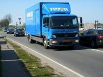 Niederlndischer Mercedes-LKW am 24.April 2009 am Ortseingang von Bergen/Rgen.
