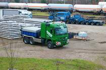 Spedition Kübler Mercedes Benz Actros V8 Schwerlastzugmaschine am 10.01.22 in Frankfurt am Main Hafenbahn Bahnhof Ost von einer Brücke aus fotografiert
