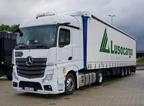=MB Actros-Sattelzug mit einem Auflieger der Firma LUSOCARGO, 08-2021