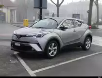 Silber-Grauer Toyota C-HR in Yverdon am 01.01.2022