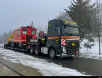 Volvo Schwertransporter mit Ladung in Siselen am 13.12.2021