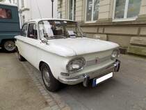 NSU Prinz 1000, produziert in den Jahren von 1964 bis 1967. Der NSU Prinz 1000 hatte eine ähnliche Karosserieform wie der NSU Prinz 4. Die Proportionen waren jedoch gefälliger und größer geraten. Außerdem wurde der Wagen jetzt von einem, im Heck verbauten, Vierzylinderreihenmotor angetrieben. Dieser leistet 43 PS aus einem Hubraum von 996 cm³. Bei seinem Erscheinen kostete ein solcher NSU Prinz 1000 mindestens DM 5500,00. Oldtimertreffen des AMC Essen-Kettwig am 01.05.2019.