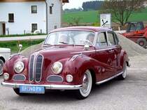 BMW502 parkt am Sammelplatz zur Oldtimerausfahrt in Neuhofen/Innkreis ein;090501