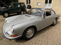 Porsche 912, gebaut in den Jahren von 1965 bis 1969. Der Wagen ist im damalig M2 silbermetallic genannten Farbton lackiert. Porsche stellte 1965 die Produktion des Modells 356 ein. Um auch weniger finanzkräftigen Kunden weiterhin einen Porsche anbieten zu können, wurde der Vierzylinderboxermotor des 356C in die Karosserie des 911´er verpflanzt. Der Motor leistet 90 PS aus einem Hubraum von 1582 cm³. Bei seiner Markteinführung schlug ein solcher Porsche 912 mit einem Kaufpreis von mindestens DM 16.250,00 zu Buche, während man für das Modell 911 schon mindestens DM 21.900,00 anlegen musste. Oldtimertreffen des AMC Essen-Kettwig am 01.05.2019.