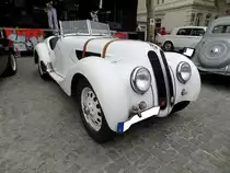 BMW 328 Roadster. Der Wagen wurde 1936 vorgestellt und von 1937 bis 1939 in Serie produziert. Von der Karosserieversion Sport Roadster wurden nur 464 Einheiten gefertigt. Der Sechszylinderreihenmotor mit einem Hubraum von 1.971 cm³ leistet 80 PS und kann den Wagen auf eine Höchstgeschwindigkeit von 150 km/h beschleunigen. Siege beim Eifelrennen des Jahres 1936 und der Mille Miglia im Jahr 1939 unterstreichen den sportlichen Charakter dieses offenen Zweisitzers. Oldtimertreffen des AMC Essen-Kettwig am 01.05.2019.