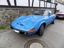 Opel GT. Produziert wurde das Sportcoupe von 1968 bis 1973. Die Karosserie des GT wurde bei Brissoneaux & Lotz in Nantes/Frankreich gefertigt und zur Endmontage nach Bochum geliefert. In den ersten drei Produktionsjahren konnte man den GT auch mit dem 1.1l Motor aus dem Kadett ordern. Da sich aber nur 3.573 Kunden für den schwachbrüstigen 1100´er entschieden, wurde er im Jahr 1970 aus dem Programm genommen. Ab diesem Zeitpunkt gab es nur noch den 90 PS starken Vierzylinderreihenmotor mit einem Hubraum von 1897 cm³. Im März 1971 ergänzte das Modell GT/J die Produktpalette. Bei diesem Modell waren, alle sonst verchromten Bauteile, mattschwarz eingefärbt. Diese Maßnahme sollte insbesondere, das junge, sportlich ausgerichtete Kundenklientel ansprechen. Oldtimertreffen des AMC Essen-Kettwig am 01.05.2019.