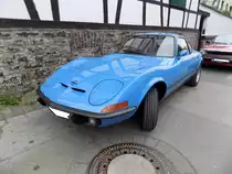 Opel GT. Produziert wurde das Sportcoupe von 1968 bis 1973. Die Karosserie des GT wurde bei Brissoneaux & Lotz in Nantes/Frankreich gefertigt und zur Endmontage nach Bochum geliefert. In den ersten drei Produktionsjahren konnte man den GT auch mit dem 1.1l Motor aus dem Kadett ordern. Da sich aber nur 3.573 Kunden für den schwachbrüstigen 1100´er entschieden, wurde er im Jahr 1970 aus dem Programm genommen. Ab diesem Zeitpunkt gab es nur noch den 90 PS starken Vierzylinderreihenmotor mit einem Hubraum von 1897 cm³. Im März 1971 ergänzte das Modell GT/J die Produktpalette. Bei diesem Modell waren, alle sonst verchromten Bauteile, mattschwarz eingefärbt. Diese Maßnahme sollte insbesondere, das junge, sportlich ausgerichtete Kundenklientel ansprechen. Oldtimertreffen des AMC Essen-Kettwig am 01.05.2019.