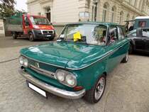 NSU TT, gebaut in Neckarsulm von 1968 bis 1972. Der abgelichtete Wagen stammt aus dem Jahr 1971. Von diesem sportlichen Gebrauchswagen wurden insgesamt 64.269 Einheiten produziert. Davon 14.942 mit dem 1.0l Motor und 49.327 mit dem 1.2l Motor. Der abgelichtete TT im Farbton sambesigrün hat einen, im Heck verbauten, Vierzylinderreihenmotor mit einem Hubraum von 1177 cm³. Der 65 PS starke Motor verhilft dem Wagen zu einer Höchstgeschwindigkeit von 153 km/h. Oldtimertreffen des AMC Essen-Kettwig am 01.05.2019.