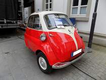 BMW Isetta 300 aus dem Jahr 1957. Produziert wurde die  Isetta 300  von 1956 bis 1962. Die Isetta 300 wurde ein Jahr nach Vorstellung der Isetta 250 in die Produktpalette von BMW aufgenommen. Die 300´er Isetta kostete mit einem Kaufpreis von DM 2890,00 nur DM 90,00 mehr, als eine 250´er Isetta. Der Einzylinderviertaktmotor leistet 13 PS aus einem Hubraum von 298 cm³. Oldtimertreffen des AMC Essen-Kettwig am 01.05.2019.