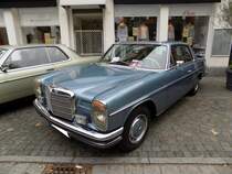 Mercedes Benz W114 250CE Coupe, gebaut von 1968 bis 1972. Von diesem Modell verkaufte Mercedes Benz während der fünfjährigen Produktionszeit 21.787 Autos. Der Basispreis lag bei DM 17.710,00. Motorisiert ist das Coupe mit einem Sechszylinderreihenmotor, der aus einem Hubraum von 2496 cm³ 150 PS leistet. Die Höchstgeschwindigkeit gaben die Untertürkheimer mit 195 km/h bei einem Verbrauch von 16 Litern Superbenzin auf 100 Kilometern an. Oldtimertreffen des AMC Essen-Kettwig am 01.05.2019.