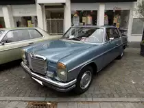 Mercedes Benz W114 250CE Coupe, gebaut von 1968 bis 1972. Von diesem Modell verkaufte Mercedes Benz während der fünfjährigen Produktionszeit 21.787 Autos. Der Basispreis lag bei DM 17.710,00. Motorisiert ist das Coupe mit einem Sechszylinderreihenmotor, der aus einem Hubraum von 2496 cm³ 150 PS leistet. Die Höchstgeschwindigkeit gaben die Untertürkheimer mit 195 km/h bei einem Verbrauch von 16 Litern Superbenzin auf 100 Kilometern an. Oldtimertreffen des AMC Essen-Kettwig am 01.05.2019.