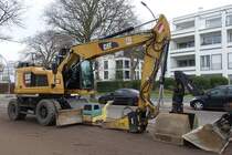 Mobilbagger Caterpillar M315F am 11.12.2021: Hamburg, Baustelle Schöne Aussicht im Stadtteil Uhlenhorst / 1 Turbodiesel, 4,4 l / 112 kW (152 PS) /