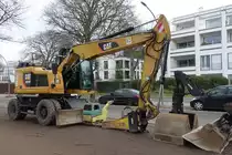 Mobilbagger Caterpillar M315F am 11.12.2021: Hamburg, Baustelle Schöne Aussicht im Stadtteil Uhlenhorst / 1 Turbodiesel, 4,4 l / 112 kW (152 PS) /