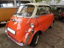 BMW 600, produziert in den Jahren von 1957 bis 1959. Beim BMW 600 handelt es sich, um einen aus der Isetta entwickelten Viersitzer, mit nur einer hinteren Seitentür auf der rechten Fahrzeugseite. Im Fahrzeugheck ist der aus dem Motorrad BMW 600 bekannte Zweizylinderboxermotor mit einem Hubraum von 582 cm³ und einer Leistung von 19,5 PS verbaut. Die Höchstgeschwindigkeit wurde mit genau 100 km/h angegeben. Von diesem Modell verkaufte BMW während der dreijährigen Produktionszeit 34.318 Einheiten zum Preis ab DM 3985,00. Oldtimertreffen Schloss Lauersfort am 01.10.2019.