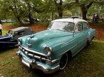 Chevrolet Series 2400 C Bel Air Fourdorr Sedan des Modelljahres 1954. Der Einstandspreis lag bei US$ 2185,00. Der Sechszylinderreihenmotor leistet 115 PS aus einem Hubraum von 3850 cm³. Oldtimertreffen Schloss Lauersfort am 01.10.2019.