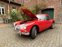 MG A 1600 Coupe, gebaut von 1955 bis 1962. Von den über 101.000 hergestellten Autos vom Typ MG AMG A waren etwas unter 10% Coupes. Die restlichen Fahrzeuge wurden als Roadster ausgeliefert. Bis 1958 war der Wagen mit Vierzylinderreihenmotor bestückt, der aus einem Hubraum von 1489 cm³ 68 PS leistet. Danach wurde der Hubraum auf 1588 cm³ aufgebohrt. Die Leistung betrug nun 78 PS. Oldtimertreffen Schloss Lauersfort am 01.10.2019.