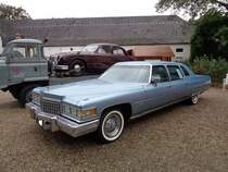 Cadillac Series 75 Fleetwood Pullman aus dem Jahr 1976 im Farbton crystal blue firemist. In diesem Modelljahr knackte die GM-Division Cadillac alle Dimensionen. Der Series 75 Pullman war zu diesem Zeitpunkt der längste, serienmäßige PKW. Auch die Motorisierung nahm neue Ausmaße an. Der V8-Motor dieses Cadillac hat einen Hubraum von 8194 cm³ und leistet 495 PS. Die Kraftübertragung erfolgt mittels eines Dreigangautomaticgetriebes auf die Hinterräder. Laut der damals am Fahrzeug angebrachten Infotafel liegt der durchschnittliche Verbrauch dieses  Dinosauriers  bei 16 bis 20 Litern Kraftstoff auf 100 Kilometer. Die Höchstgeschwindigkeit wurde mit 185 km/h angegeben. Oldtimertreffen Schloss Lauersfort am 01.10.2019.