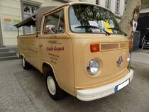 VW T2b Pritschenwagen, gebaut von 1972 bis 1979. Der im Heck verbaute, gebläsegekühlte, Vierzylinderboxermotor leistet 50 PS aus einem Hubraum von 1.584 cm³. Oldtimertreffen des AMC Essen-Kettwig am 01.05.2019.