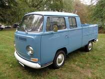 VW T2a Doppelkabine (Doka) Pritschenwagen aus dem Jahr 1967. Der T2 stand ab August 1967 bei den Händlern. Eine solche Doka kostete bei seiner Vorstellung mindestens DM 7475,00. Sollte die Ladefläche noch durch eine Plane geschützt werden, kamen noch einmal DM 280,00 dazu. Der im Heck verbaute, gebläsegekühlte Vierzylinderboxermotor hat einen Hubraum von 1584 cm³ und leistet 47 PS. Oldtimertreffen Schloss Lauersfort am 01.10.2019.