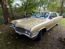 Buick Electra 225 fourdoor Hardtop aus dem Modelljahr 1964. Im Modelljahr 1964 hatte die GM Division Buick vier Modellreihen im Programm. Als Standardmodell agierte die Baureihe Special. Darüber rangierte die Baureihe Skylark und noch darüber die Baureihe Electra. Als absolutes Topmodell stand der Electra 225 im Verkaufsprospekt. Vom Electra 225 in dieser Karosserieversion verkaufte Buick im entsprechenden Modelljahr 9.045 Fahrzeuge zum Preis ab US$ 4070,00. Der im Farbton bronce mist lackierte Electra 225 wird von einem V8-Motor angetrieben, der aus einem Hubraum von 425 cui (6965 cm³) eine Leistung von 340 PS oder 360 PS an die Hinterachse bringt. Oldtimertreffen Schloss Lauersfort am 01.10.2019.