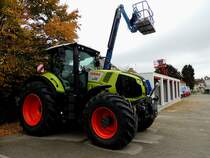 CLAAS-830 AXION, ist sozusagen von Hubsteigern umgeben; 211023