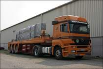 Axor 1840(?)  von HEINZ- J. HOLLENHORST mit Spezialauflieger fr den Transport von Bauteilen z.B. Wnden. (01.05.2009)