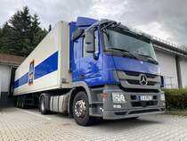 Mercedes - Benz Actros MP2 von Aldi Süd beim beliefern einer Filiale in der Kreisstadt Regen, August 2021