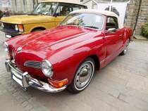 VW Typ 14 Karmann-Ghia Cabriolet aus dem Modelljahr 1971 mit Exportstossstangen. Im Modelljahr 1969 erhielt der Typ 14 erstmalig vorne die eckigen Blinker und die größeren Rückleuchten. Der im Heck verbaute, luftgekühlte Vierzylinderboxermotor hat serienmäßig einen Hubraum von 1584 cm³ und leistet 50 PS. Die Höchstgeschwindigkeit wurde mit 140 km/h angegeben. Oldtimertreffen des AMC Essen-Kettwig am 01.05.2019.
