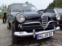 Alfa ist extra aus Mhldorf zur Oldtimerausfahrt in Neuhofen/Innkreis angereist, und begeistert auch die Jugendlichen Fotografen; 090501