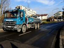 ACTROS-2641 mit Autobetonpumpe CIFA_K35L auf rasanter Fahrt zum nächsten Einsatz; 140118