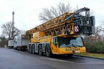 Liebherr Mobilkran von 'Wilhelm Banzhaf Krananlagen' GmbH & Co. Logistik und Sevie KG. Berlin, mit Funkturm. im Januar 2022. (Autokrane) (Fahrzeugkrane)