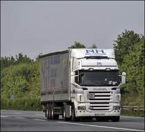 SCANIA HIGHLINE R420 der NH NILS HANSSON aus Ljungbyhed (Schweden) ist bei Haltern am See unterwegs.
Das im Jahr 1953 gegrndete Unternehmen beschftigt ungefhr 430 Mitarbeiter darunter 347 Fahrer. Kunden sind aus unterschiedlichen Branchen: Stahl, Papier, Wein, Lebensmittel- und Automobilindustrie. Eingesetzt werden Lkw´s der Typen MAN, Volvo und Scania mit  Flottenfahrzeugen  typischen Motorleistungen, MAN TGA bzw. TGX 18.440, Scania R420, R470 (Eurokombi) und Volvo FH12 460. (01.05.2009)