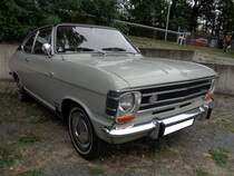 Opel Olympia A Coupe, gebaut in den Jahren von 1967 bis 1970 im Werk Bochum. Der Opel Olympia A sollte eine gehobene Ausstattungslinie, der Kadett-B Baureihe, darstellen. Das Modell war aber aufgrund der bevorstehenden Einführung des moderneren Opel Ascona-A, nicht so erfolgreich, wie man es sich in der Konzernzentrale erhofft hat. Der Olympia war grundsätzlich mit einem Vierzylinderreihenmotor ausgerüstet. Der Käufer konnte zwischen folgenden Motorisierungen wählen: 1078 cm³ Hubraum mit 55 PS, 1698 cm³ Hubraum mit 75 PS und 1897 cm³ Hubraum mit 90 PS. Der abgelichtete Olympia entstammt dem Baujahr 1968. Industriemuseum Osnabrück im Jahr 2019.