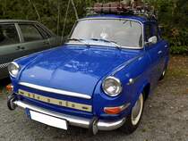 Skoda 1000 MB, gebaut in den Jahren von 1964 bis 1969. Von diesem Modell wurden ca. 410.000 Einheiten produziert. Das MB in der Typbezeichnung steht übrigens für den Produktionsort, das Skoda-Stammwerk in Mlada Boleslav. Der im Heck verbaute Vierzylinderreihenmotor leistet 42 PS aus einem Hubraum von 988 cm³. Charakteristisch für dieses Modell sind die  Elefantenohren  genannten Lufteinlässe für den Motor an den hinteren Kotflügeln. Industriemuseum Osnabrück im Jahr 2019.