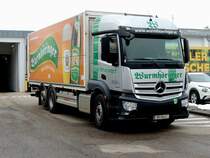 ACTROS 2543 hat Edles aus Hopfen und Malz angeliefert, und soeben die Ladestraße bei einem Supermarkt in Ried freigemacht; 220125