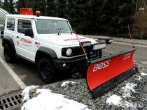SUZUKI JIMNY  auf einem Supermarktparkplatz im Winterdienst; 220125