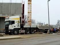 SCANIA R620  liefert bei einer Firmen-Großbaustelle Betonfertigteilstiegen an; 220125